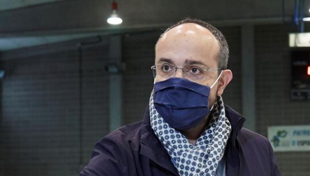 El candidato del PPC Alejandro Fernández vota en el pabellón Sant Pere Sant Pau en Tarragona