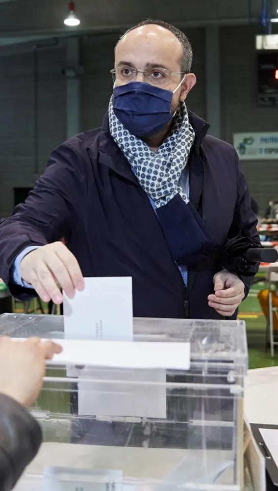 El candidato del PPC Alejandro Fernández vota en el pabellón Sant Pere Sant Pau en Tarragona
