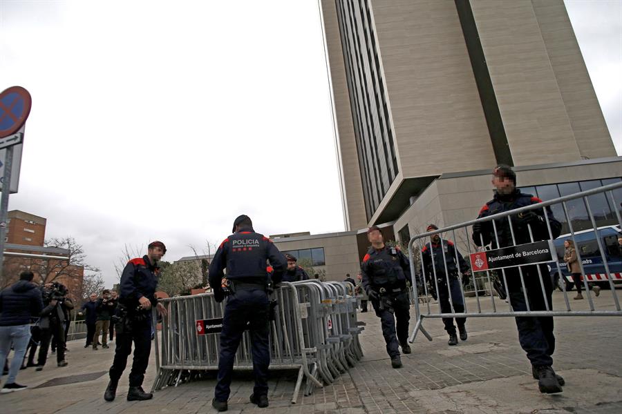 Más de 14.000 policías controlarán las elecciones catalanas del 14F en su mayor dispositivo electoral Más de 14.000 policías controlarán las elecciones catalanas del 14F en su mayor dispositivo electoral