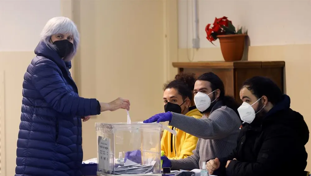 La candidata de la CUP a la Generalitat, Dolors Sabater, vota en la Escuela Lola Anglada de Badalona