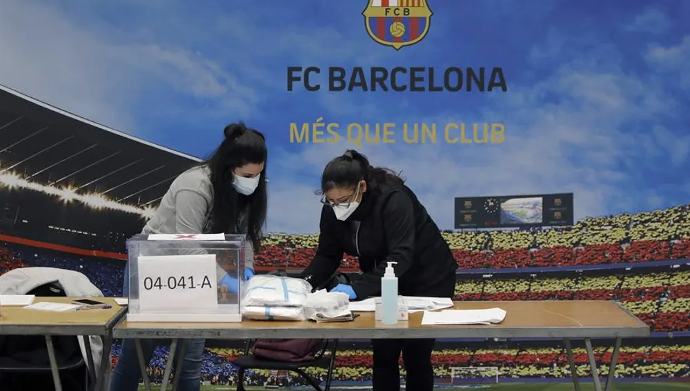 Preparación de una de las mesas electorales en un nuevo recinto habilitado en el Auditorium del FC Barcelona