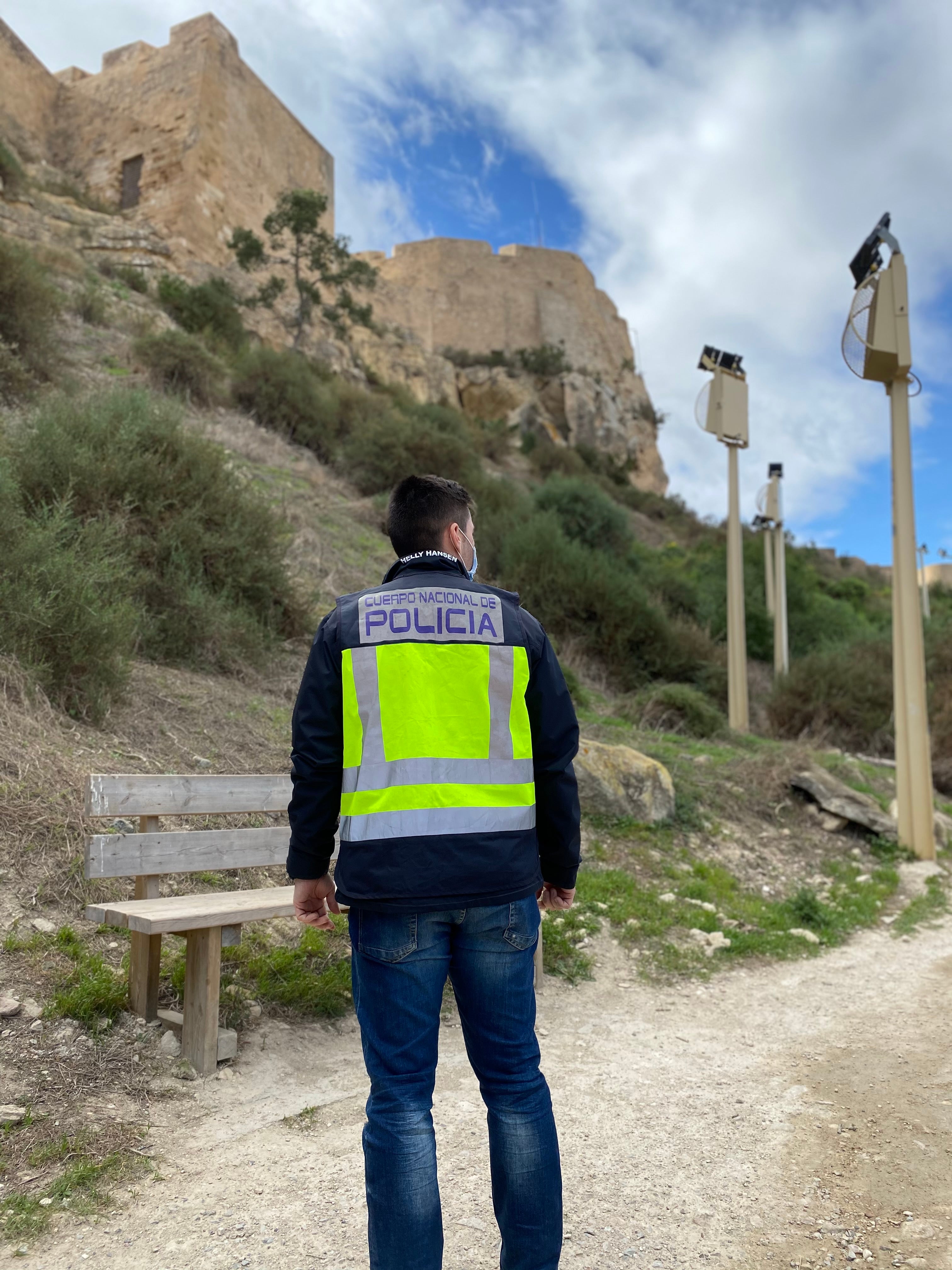 Detenido en Alicante por hacerse pasar por agente de Interpol y publicar fotografías de contenido sexual de mujeres Detenido en Alicante por hacerse pasar por agente de Interpol y publicar fotografías de contenido sexual de mujeres