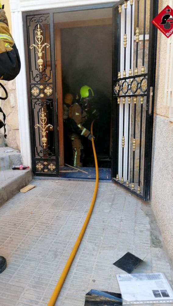 Efectivos de bomberos en el incendio en la vivienda de Crevillent.