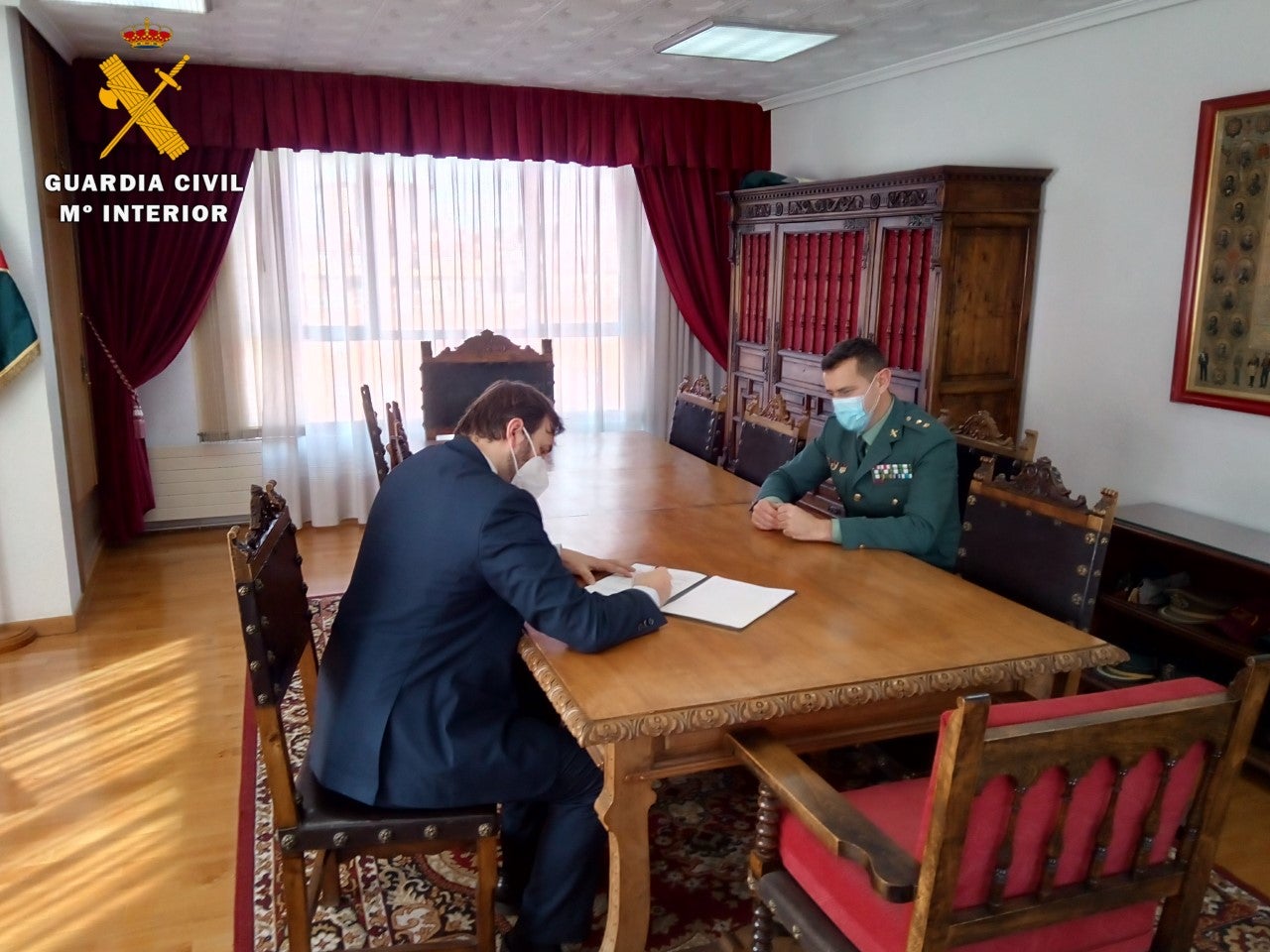 Guardia Civil y farmacéuticos de Palencia firman un convenio de colaboración para reforzar la seguridad de nuestros mayores Guardia Civil y farmacéuticos de Palencia firman un convenio de colaboración para reforzar la seguridad de nuestros mayores