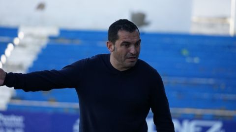 Adrián Hernández, en el estadio de Linarejos, en su último partido como entrenador del Real Murcia