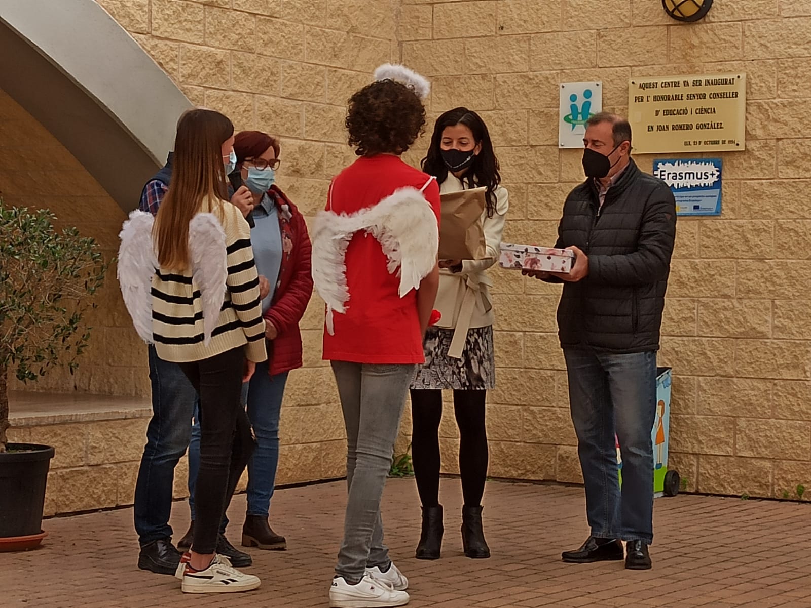 Alumnos del IES Cayetano Sempere de Elche escriben cartas por San Valentín a los mayores de la residencia de Altabix Alumnos del IES Cayetano Sempere de Elche escriben cartas por San Valentín a los mayores de la residencia de Altabix