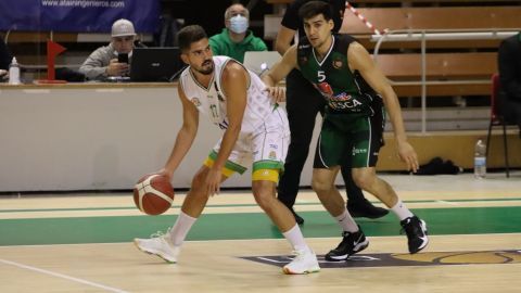 &Oacute;scar Alvarado en acci&oacute;n ante el Huesca 