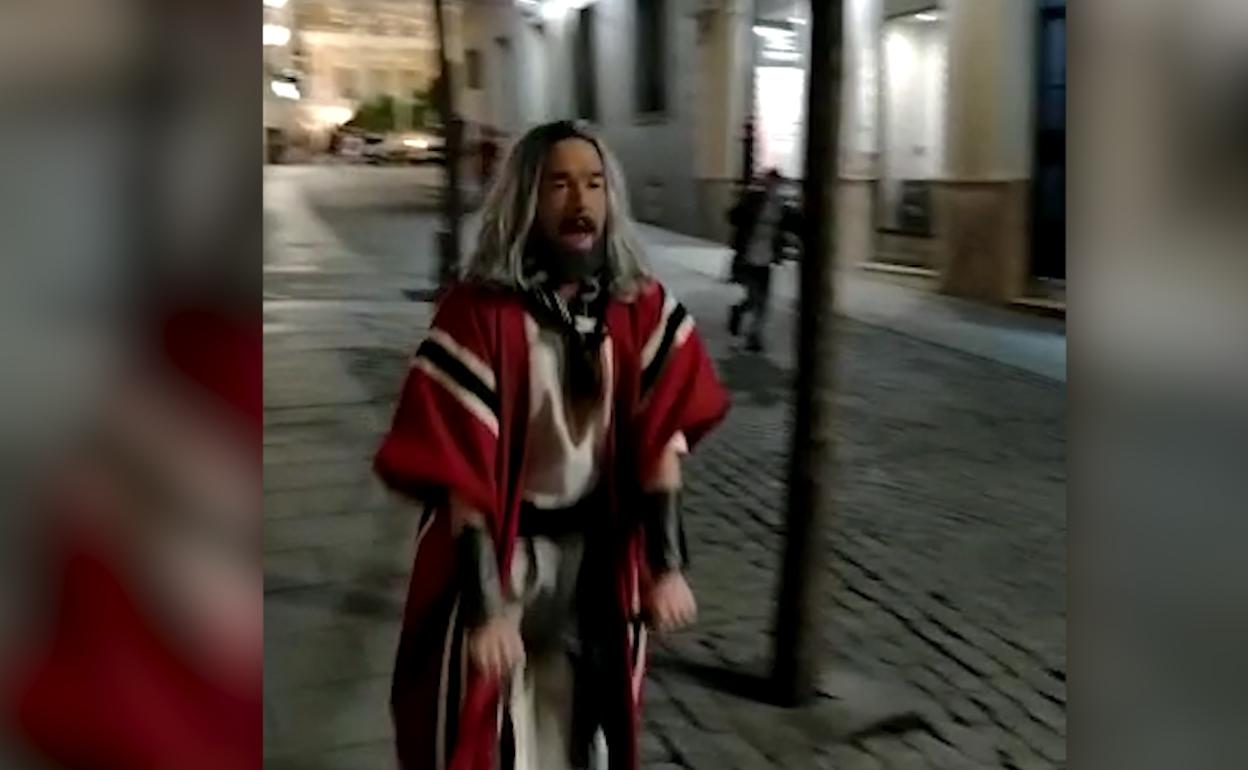 Moisés en patinete: el murguero de Badajoz repite su broma viral en Carnaval Moisés en patinete: el murguero de Badajoz repite su broma viral en Carnaval