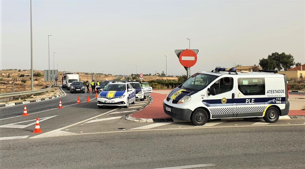 La Policía Local de Elche y la Policía Nacional multan a 365 conductores por saltarse el cierre perimetral La Policía Local de Elche y la Policía Nacional multan a 365 conductores por saltarse el cierre perimetral