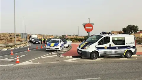 Control de la Policía Local durante el cierre perimetral de Elche por la covid-19. Control de la Policía Local durante el cierre perimetral de Elche por la covid-19.