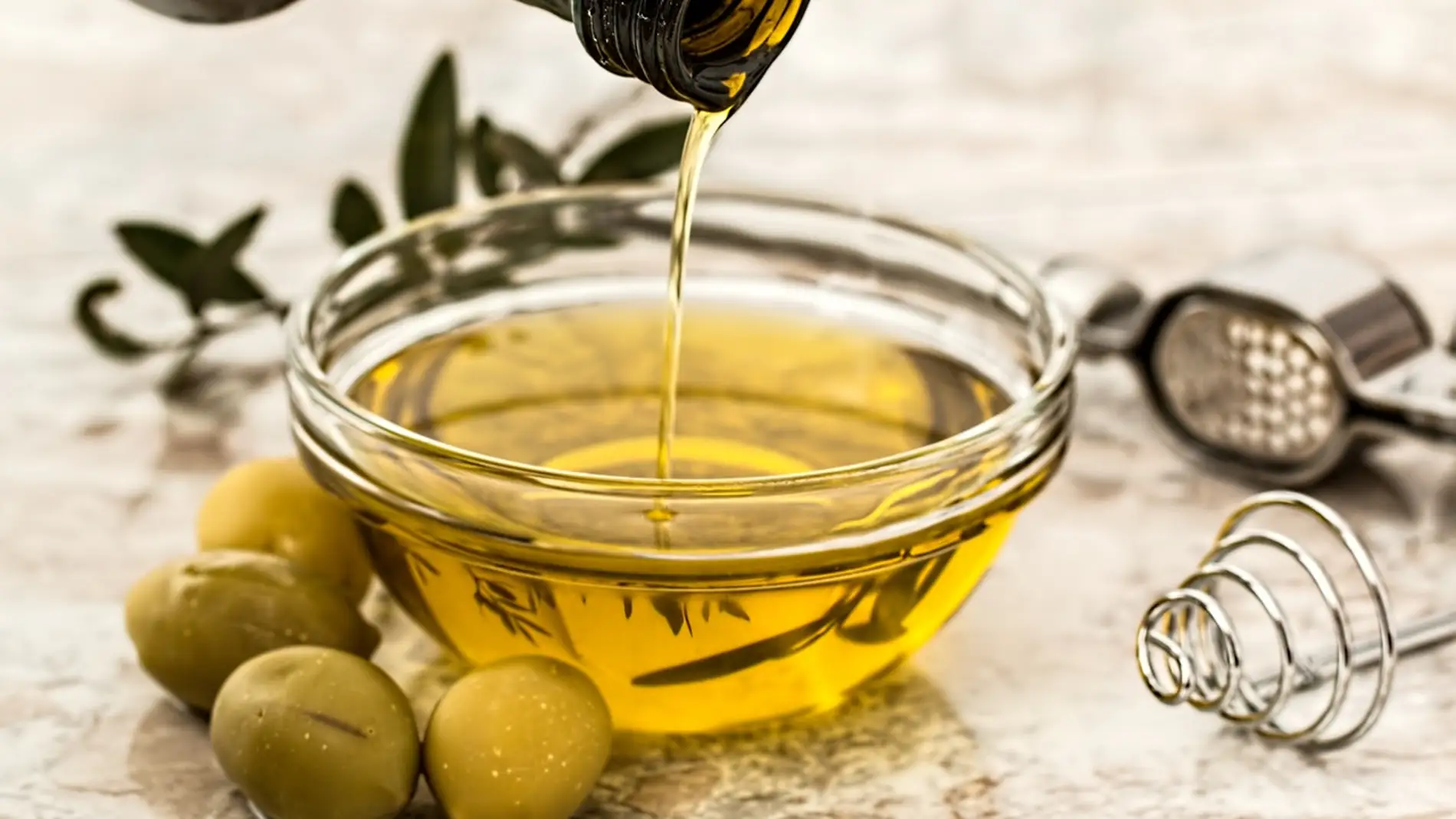 Un recipiente con aceite de oliva