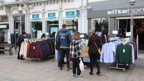 "A Pi&eacute; De Calle"