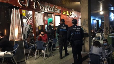Policía Local realizando un control en una terraza Policía Local realizando un control en una terraza
