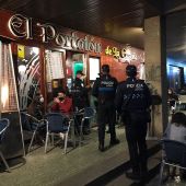 Policía Local realizando un control en una terraza
