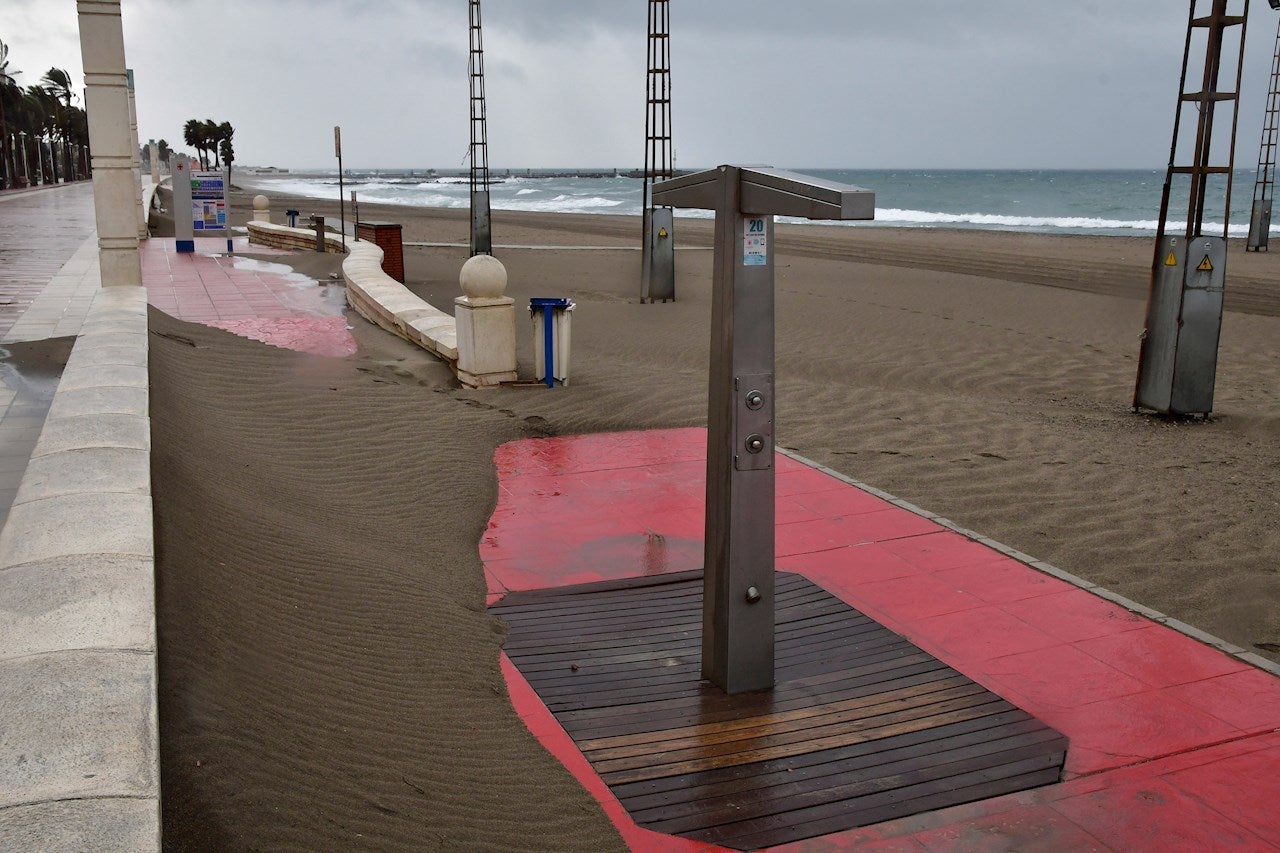 Un negacionista detenido en el Paseo Marítimo de Almería tras escupir y toser a los viandantes Un negacionista detenido en el Paseo Marítimo de Almería tras escupir y toser a los viandantes
