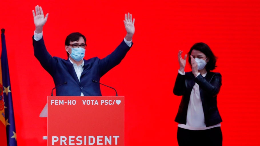 Eva Granados, junto a Salvador Illa celebrando los resultados del PSC en las Elecciones del 14F