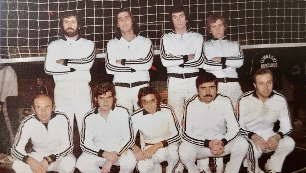 Plantilla del Club Voleibol Elche, en la temporada 75/76, con Pepe Varó, Paco Vidal, Agustín Cánovas, Bañon, Janko, Pepe García Parres, Víctor, Rafa 'Canti' y Juian Antonio Martínez.