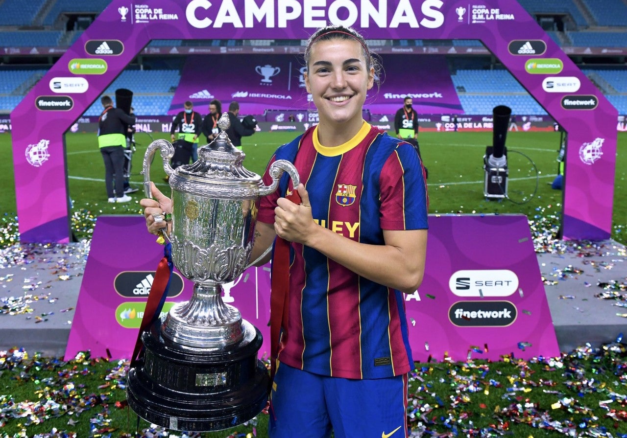 Ellas Juegan 04×19: Patri Guijarro: "Teníamos muchas ganas de celebrar un título en el campo" Ellas Juegan 04×19: Patri Guijarro: "Teníamos muchas ganas de celebrar un título en el campo"