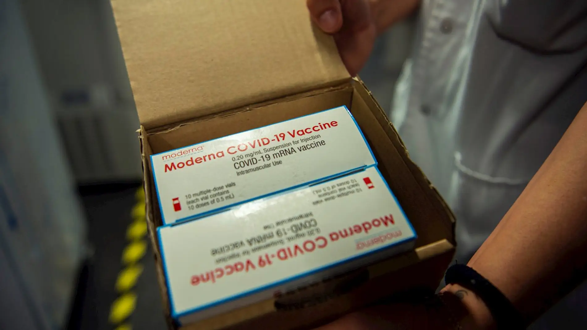 Una sanitaria muestra dosis de la vacuna de Moderna en el Hospital de Son Espases de Mallorca