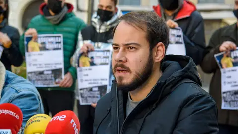 El rapero Pablo Hasél, en una rueda de prensa convocada tras la orden de su ingreso en prisión, en Lleida. Pablo Hasél