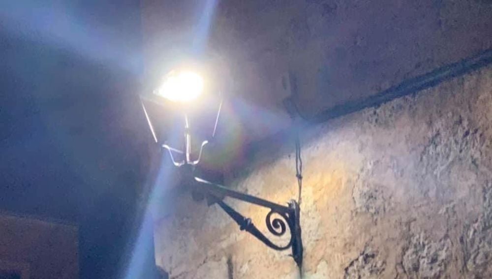 Uno de los faroles cambiados, con luz blanca led 