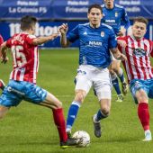 El Lugo se pierde sobre el césped del Carlos Tartiere.