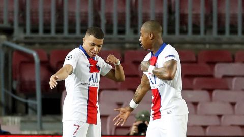 Mbappé celebra uno de sus goles en el Camp Nou