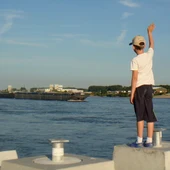 Niño saludando a un barco Niño saludando a un barco