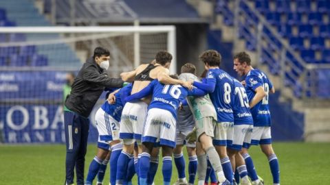Los jugadores del Oviedo celebran el triunfo ante el Lugo
