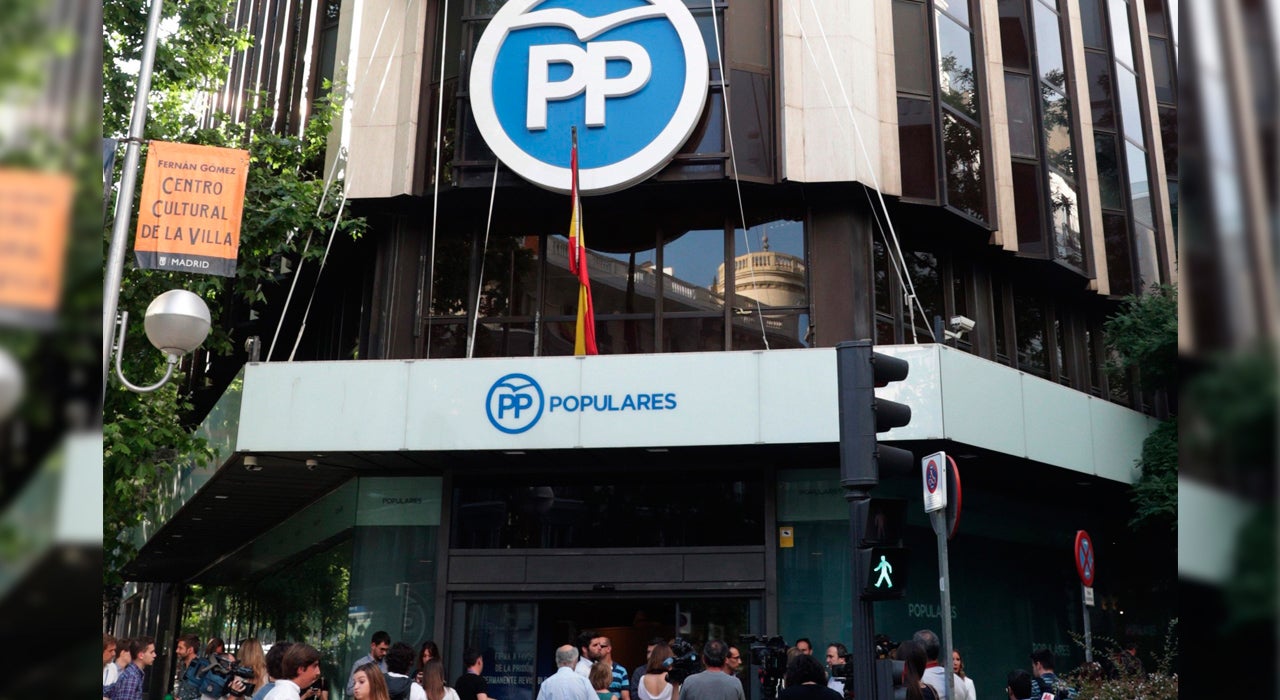 Las preguntas de Amón: "¿A qué fin dedicarías la sede del PP cuando se venda? Sugiero que se convierta en el Museo de la Corrupción" Las preguntas de Amón: "¿A qué fin dedicarías la sede del PP cuando se venda? Sugiero que se convierta en el Museo de la Corrupción"