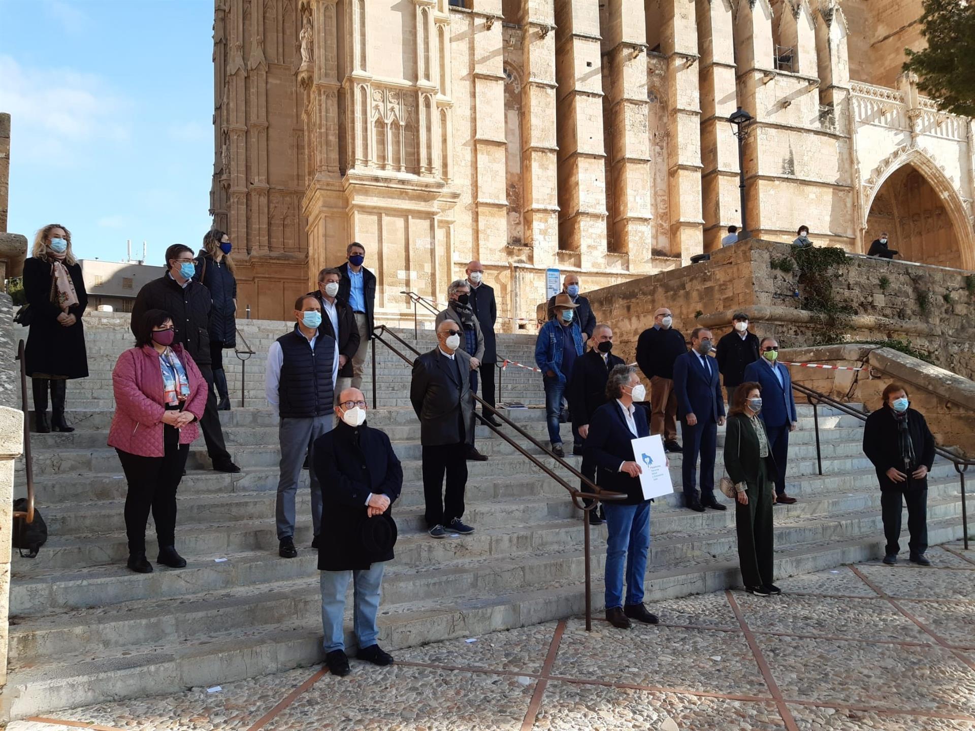 Plataforma Vacunas, Salud y Economía guarda un minuto de silencio por víctimas y enfermos de COVID Plataforma Vacunas, Salud y Economía guarda un minuto de silencio por víctimas y enfermos de COVID