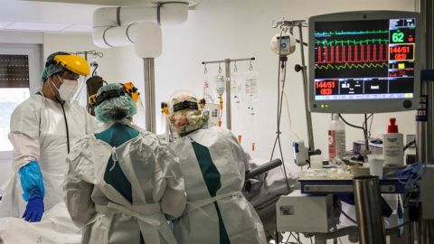 Sanitarios trabajando en una UCI (Archivo)