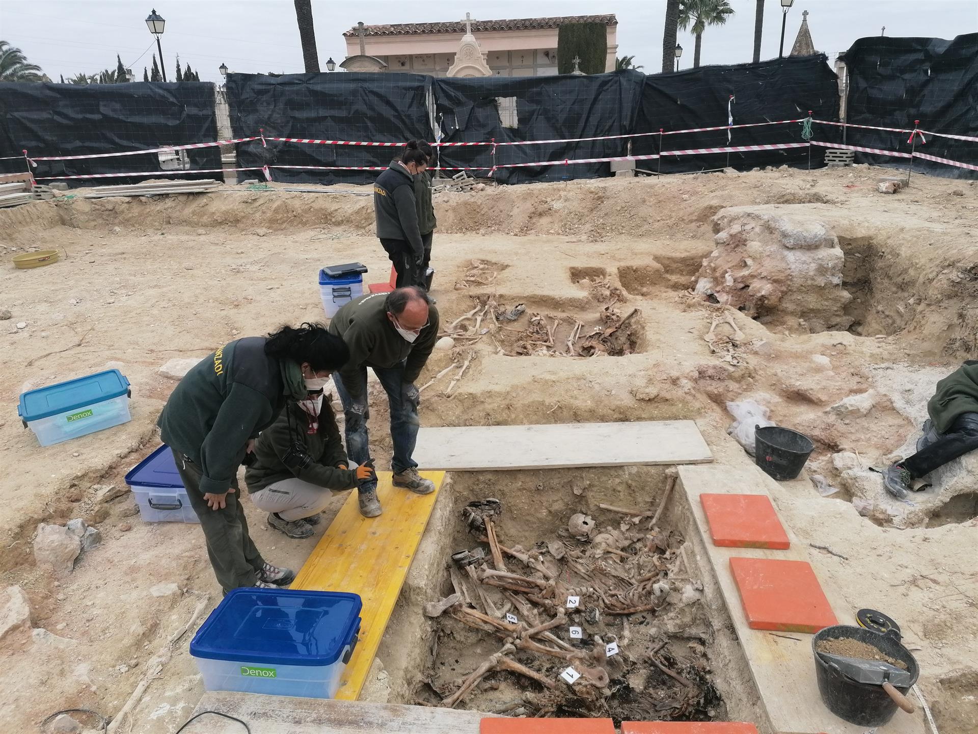 Hallan los restos de una veintena de víctimas de la Guerra Civil en la segunda fase de excavaciones en Porreres Hallan los restos de una veintena de víctimas de la Guerra Civil en la segunda fase de excavaciones en Porreres