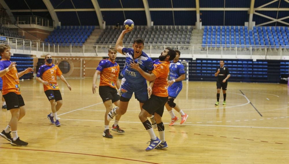 El equipo salinero vence por 27 - 25 en un partido que fue dominando durante muchos minutos pero que se complicó en los instantes finales El equipo salinero vence por 27 - 25 en un partido que fue dominando durante muchos minutos pero que se complicó en los instantes finales