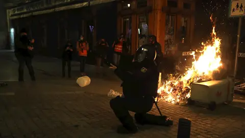Un miembro de los antidisturbios en la protesta tras la manifestación en apoyo a Pablo Hasel Un miembro de los antidisturbios en la protesta tras la manifestación en apoyo a Pablo Hasel
