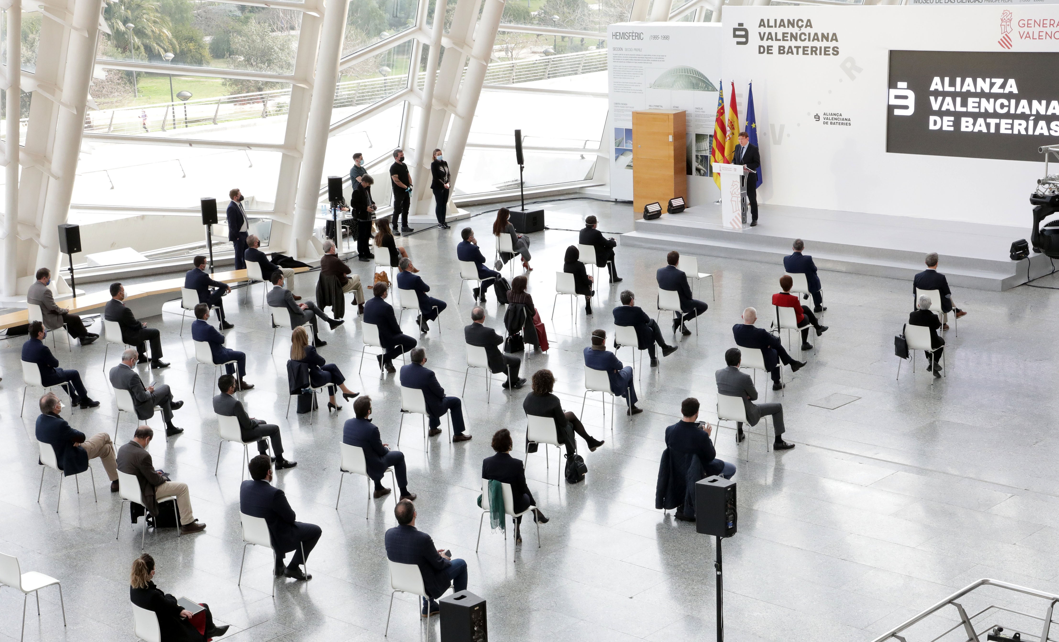 Generalitat y empresas plantean una "gigafactoría" de baterías y un centro de investigación para crear 30.000 empleos Generalitat y empresas plantean una "gigafactoría" de baterías y un centro de investigación para crear 30.000 empleos