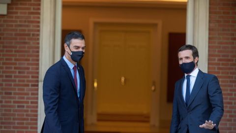 El presidente del Gobierno, Pedro S&aacute;nchez y el l&iacute;der del PP, Pablo Casado