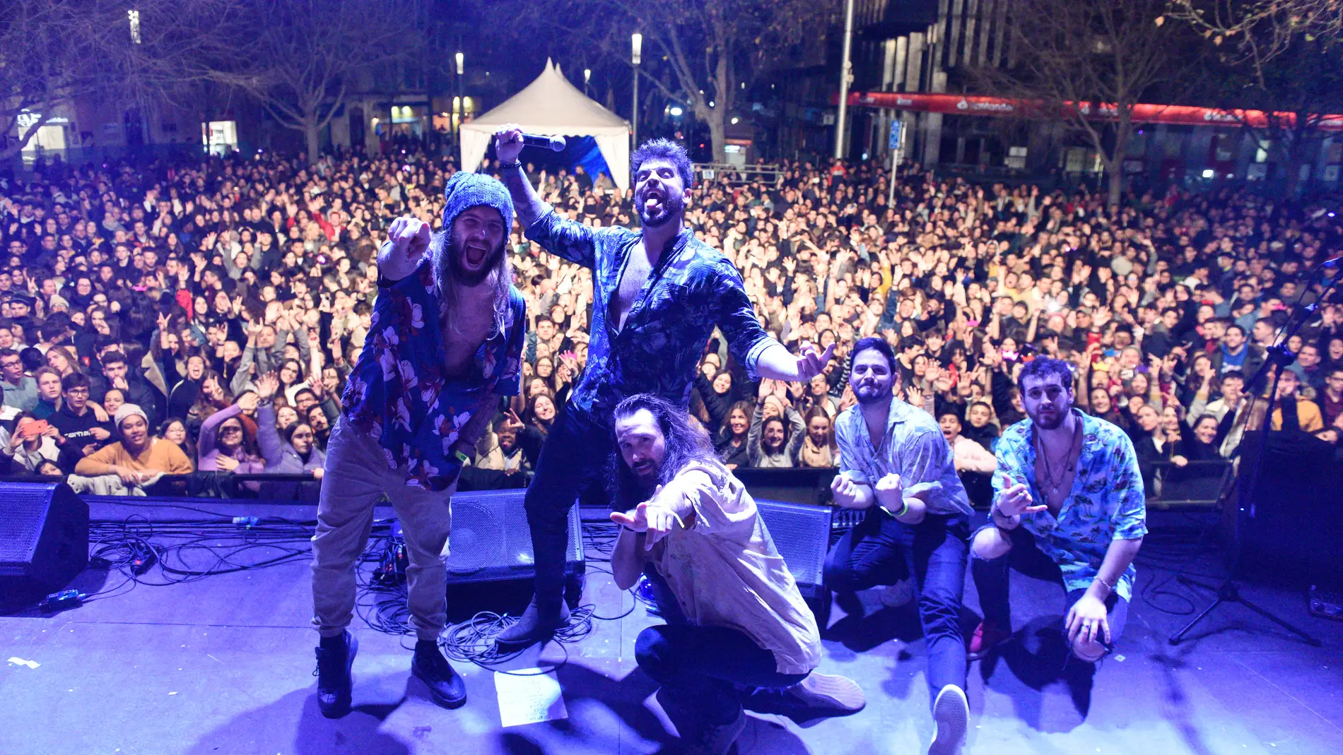 Concierto de la banda valenciana Bombai en el escenario que Europa FM habilitó en la Plaza de España de Palma con motivo de las fiestas patronales de Sant Sebastià 2020.