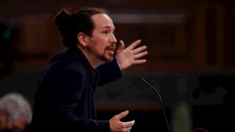 El vicepresidente segundo del Gobierno, Pablo Iglesias (c), interviene durante la sesi&oacute;n de control.