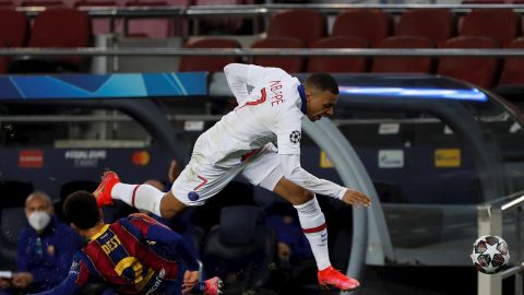 Mbapp&eacute; desborda a Dest