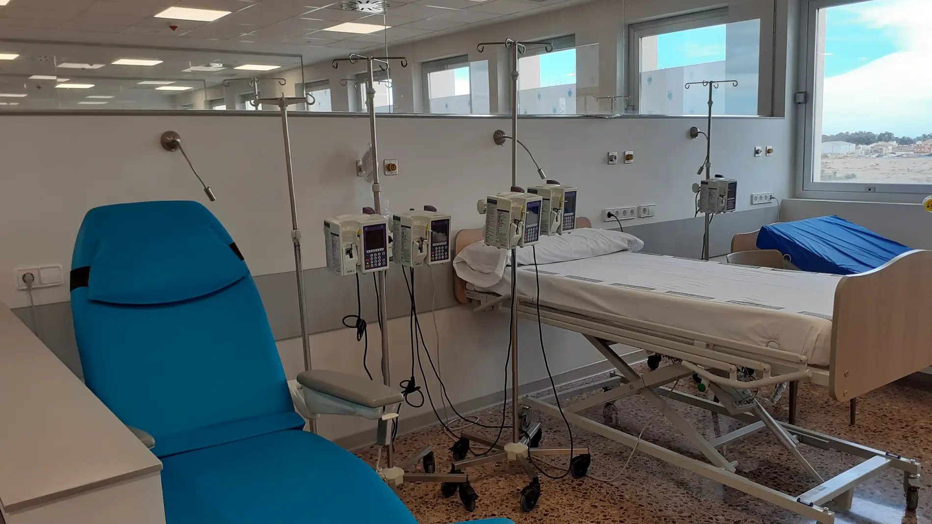 El Hospital de Sagunto ha puesto en marcha durante estos días el nuevo Hospital de Día de Hemato-Oncología que acogerá un total de 9 camas y 12 sillones