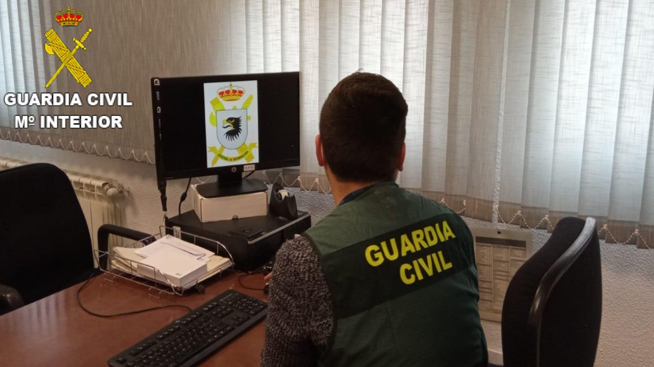 La Guardia Civil investiga a una persona por simular un delito y estafar a su entidad bancaria La Guardia Civil investiga a una persona por simular un delito y estafar a su entidad bancaria