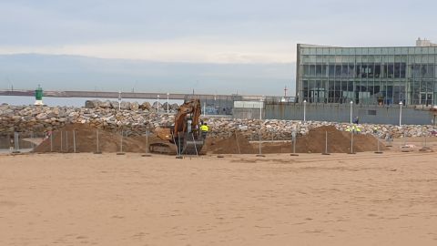 La EMA trabaja en la playa de Poniente para solucionar los socavones detectados