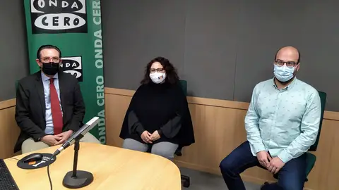 El director de la Asociación de Industriales de Mallorca (Asima), Alejandro Sáenz de San Pedro, y la vicepresidenta de la Federación Hotelera de Mallorca, María José Aguiló, acompañan al periodista de Onda Cero Martí Rodríguez. El director de la Asociación de Industriales de Mallorca (Asima), Alejandro Sáenz de San Pedro, y la vicepresidenta de la Federación Hotelera de Mallorca, María José Aguiló, acompañan al periodista de Onda Cero Martí Rodríguez.