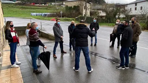 El PP asturiano reclama que se reanuden las obras de la carretera de Naraval sin `perjudicar´ a los vecinos. El PP asturiano reclama que se reanuden las obras de la carretera de Naraval sin `perjudicar´ a los vecinos.