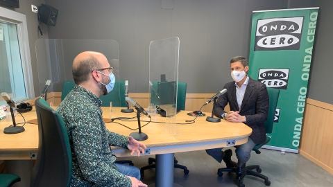 Othman Ktiri, CEO de OK Mobility Group, acompaña en los estudios de Onda Cero al periodista Martí Rodríguez