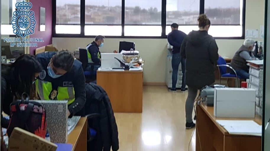 La Policía Nacional desarticula una trama de fraude de subvenciones y blanqueo de capitales por valor de 2.1 millones de euros La Policía Nacional desarticula una trama de fraude de subvenciones y blanqueo de capitales por valor de 2.1 millones de euros