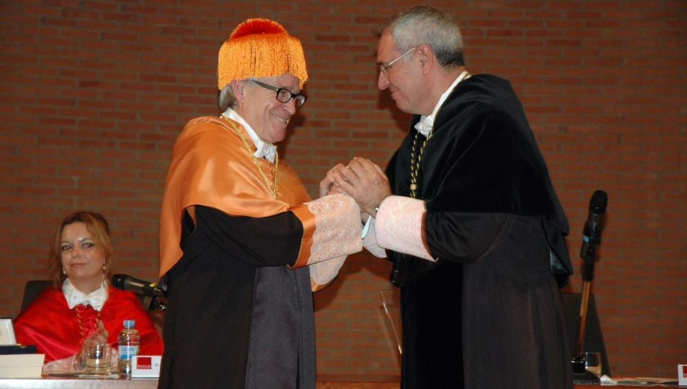 Luzón, junto al entonces rector de la UCLM, Ernesto Martínez Ataz
