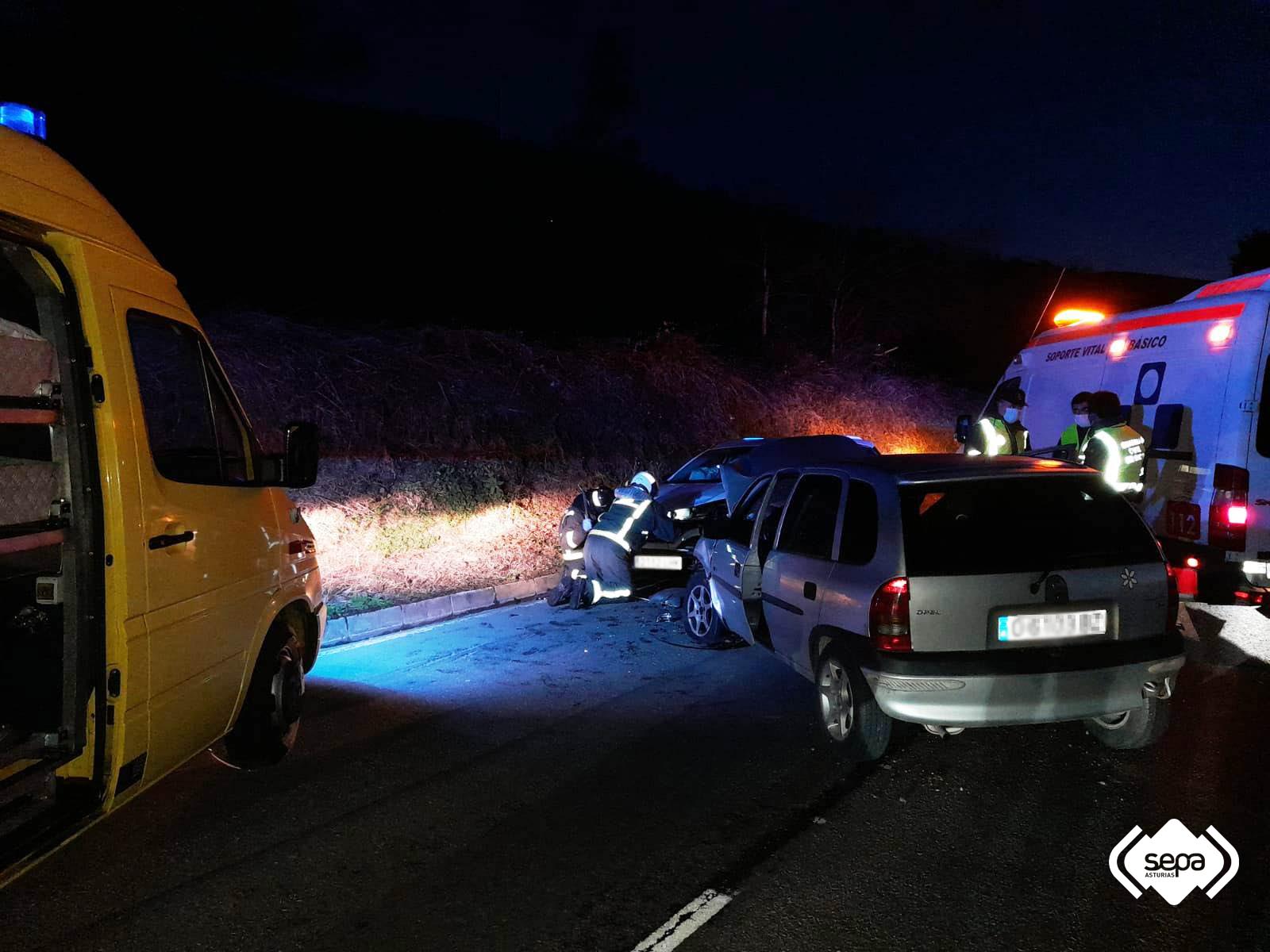 Accidente de tráfico con dos heridos en Tineo Accidente de tráfico con dos heridos en Tineo