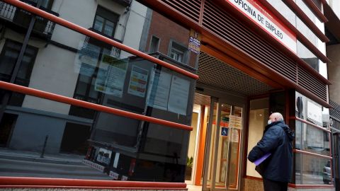 Un hombre entra a una oficina de empleo en Madrid.